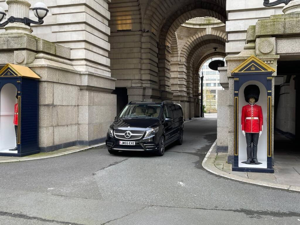 Mercedes V class chauffeur for London Tour