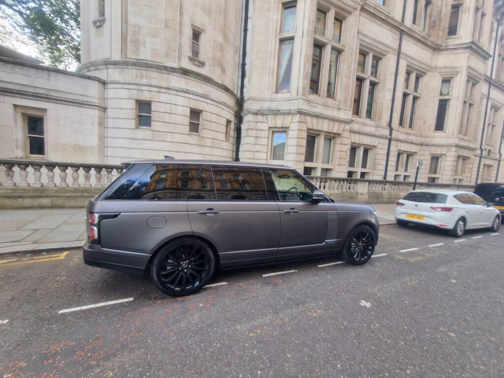 Luxury Range Rover chauffeur vehicle in Central London for VIP travel and executive chauffeur services.