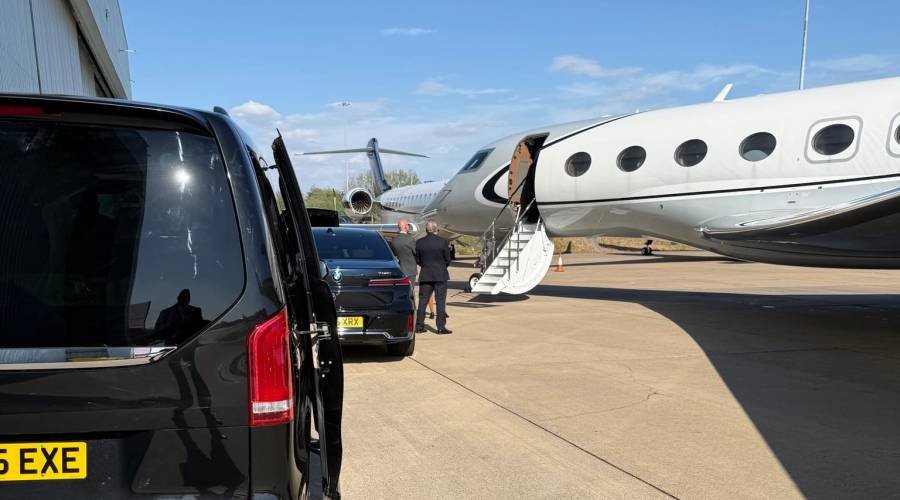 Private jet chauffeur transfer in London with Mercedes V-Class